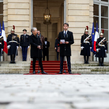 Mardi 9 janvier, dans la cour de Matignon, la Première ministre sortante Elisabeth Borne, à gauche sur la photo ci-dessus, écoute Gabriel Attal s'exprimer après la cérémonie de passation de pouvoir. Photo: Thibault Camus / AP / Sipa Mardi 9 janvier, dans la cour de Matignon, la Première ministre sortante Elisabeth Borne, à gauche sur la photo ci-dessus, écoute Gabriel Attal s'exprimer après la cérémonie de passation de pouvoir. Photo: Thibault Camus / AP / Sipa