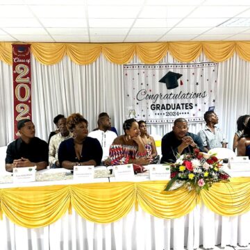 Le maire Jean-Philippe Courtois (arrière fleurs) préside en juillet la cérémonie de récompenses durant laquelle les bacheliers de la commune de Capesterre Belle-Eau se sont vu remettre 150 euros. Photo : FB Ville de Capesterre Belle-Eau Le maire Jean-Philippe Courtois (arrière fleurs) préside en juillet la cérémonie de récompenses durant laquelle les bacheliers de la commune de Capesterre Belle-Eau se sont vu remettre 150 euros. Photo : FB Ville de Capesterre Belle-Eau