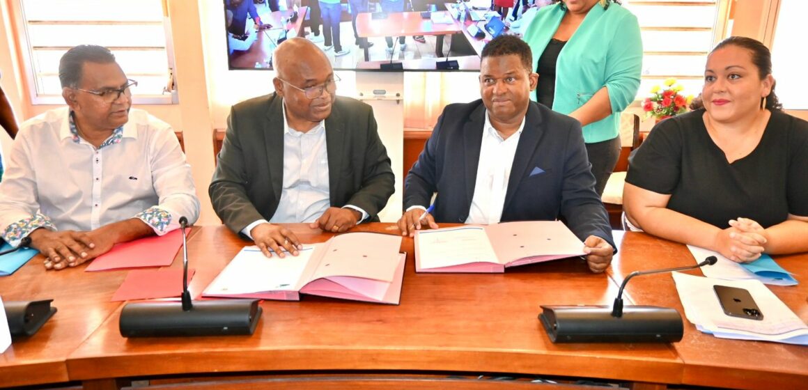 Le 8 mars 2023, Bernard Pancrel (2e à gauche) signait un "contrat péyi" avec Guy Losbar (3e à gauche), président du Département, pour cofinancer plusieurs projets, dont la rénovation de la gare maritime et du stade municipal. Photo : FB Commune de Saint-François Le 8 mars 2023, Bernard Pancrel (2e à gauche) signait un "contrat péyi" avec Guy Losbar (3e à gauche), président du Département, pour cofinancer plusieurs projets, dont la rénovation de la gare maritime et du stade municipal. Photo : FB Commune de Saint-François