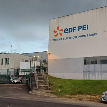 Entrée de la centrale électrique EDF PEI à Baie-Mahault, Guadeloupe, le 30 septembre 2024. Photo : Le Courrier de Guadeloupe Entrée de la centrale électrique EDF PEI à Baie-Mahault, Guadeloupe, le 30 septembre 2024. Photo : Le Courrier de Guadeloupe