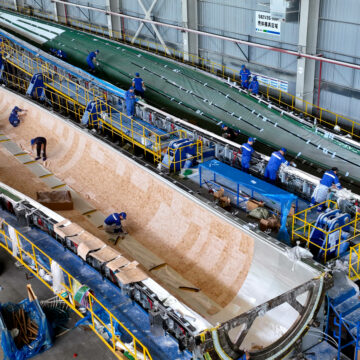 12 octobre 2024 - Le personnel produit des pales d'éoliennes sur la chaîne de production de pales d'éoliennes de Shanghai Electric Wind Power (Zhangye), le 12 octobre 2024, dans la ville de Zhangye, province de Gansu, Chine. Photo : CFOTO / Sipa USA 12 octobre 2024 - Le personnel produit des pales d'éoliennes sur la chaîne de production de pales d'éoliennes de Shanghai Electric Wind Power (Zhangye), le 12 octobre 2024, dans la ville de Zhangye, province de Gansu, Chine. Photo : CFOTO / Sipa USA