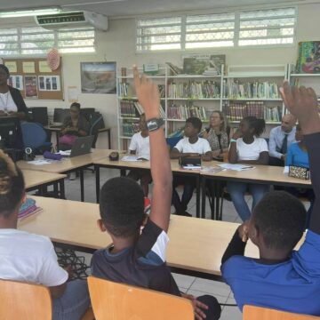 A l’occasion de la Journée de la laïcité le 11 décembre 2023 les élèves du collège Sadi Carnot ont illustré les valeurs de la République à travers des échanges, des productions et un chant en présence de la rectrice Christine Gangloff-Ziegler. Photo : Région académique Guadeloupe A l’occasion de la Journée de la laïcité le 11 décembre 2023 les élèves du collège Sadi Carnot ont illustré les valeurs de la République à travers des échanges, des productions et un chant en présence de la rectrice Christine Gangloff-Ziegler. Photo : Région académique Guadeloupe