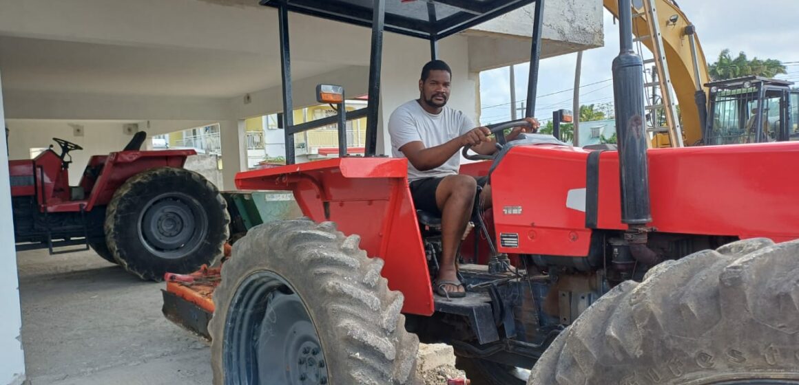 Cyrille Moutoussamy, jeune agriculteur, sur son tracteur au Moule, le 25 octobre 2024. Photo : Pierre-Édouard Picord / Le Courrier de Guadeloupe Cyrille Moutoussamy, jeune agriculteur, sur son tracteur au Moule, le 25 octobre 2024. Photo : Pierre-Édouard Picord / Le Courrier de Guadeloupe