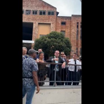 En marge du G20 à Rio, le 20 novembre, Emmanuel Macron qualifie de "terrible" le limogeage de l'ex-Premier ministre haïtien Garry Conille et de « cons ». Capture écran X @windyphele En marge du G20 à Rio, le 20 novembre, Emmanuel Macron qualifie de "terrible" le limogeage de l'ex-Premier ministre haïtien Garry Conille et de « cons ». Capture écran X @windyphele