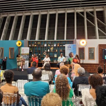 Ce samedi 23 novembre, l’aéroport Guadeloupe Maryse-Condé a accueilli une soirée artistique en hommage à l’écrivaine guadeloupéenne. Photo : FB Région Guadeloupe Ce samedi 23 novembre, l’aéroport Guadeloupe Maryse-Condé a accueilli une soirée artistique en hommage à l’écrivaine guadeloupéenne. Photo : FB Région Guadeloupe