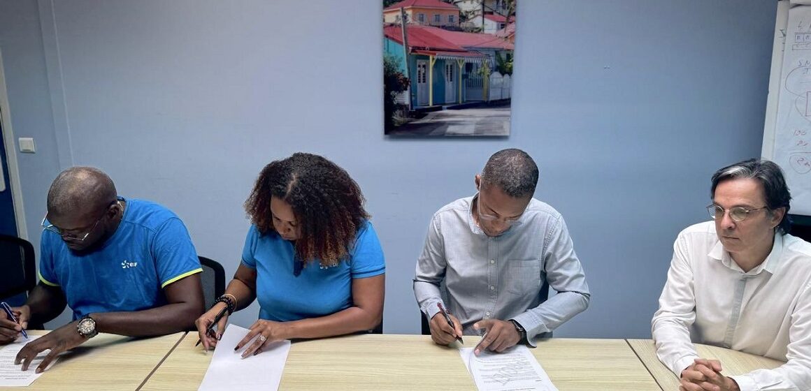 Jeudi 5 décembre, la Fédération énergie CGTG et la direction d’EDF PEI signent un protocole de fin de conflit. Photo : X Jimmy THELEMAQUE Jeudi 5 décembre, la Fédération énergie CGTG et la direction d’EDF PEI signent un protocole de fin de conflit. Photo : X Jimmy THELEMAQUE