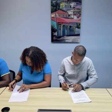 Jeudi 5 décembre, la Fédération énergie CGTG et la direction d’EDF PEI signent un protocole de fin de conflit. Photo : X Jimmy THELEMAQUE Jeudi 5 décembre, la Fédération énergie CGTG et la direction d’EDF PEI signent un protocole de fin de conflit. Photo : X Jimmy THELEMAQUE