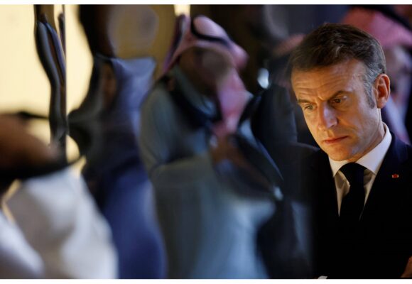 Le président de la République Emmanuel Macron conclut sa visite d'État en Arabie saoudite le 4 décembre 2024 dans l'oasis d'AlUla, projet touristique emblématique du royaume. Photo : Ludovic Marin - Pool / Sipa