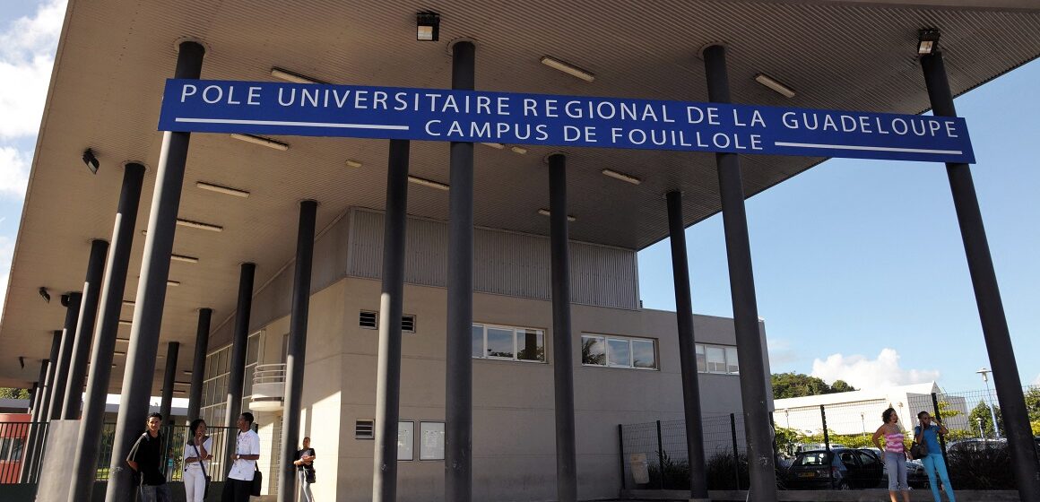 Entrée de l'Université Fouillole à Pointe-à-Pitre, Guadeloupe 19 novembre 2011. Photo : Jean-Michel André / AFP Entrée de l'Université Fouillole à Pointe-à-Pitre, Guadeloupe 19 novembre 2011. Photo : Jean-Michel André / AFP