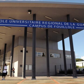 Entrée de l'Université Fouillole à Pointe-à-Pitre, Guadeloupe 19 novembre 2011. Photo : Jean-Michel André / AFP Entrée de l'Université Fouillole à Pointe-à-Pitre, Guadeloupe 19 novembre 2011. Photo : Jean-Michel André / AFP