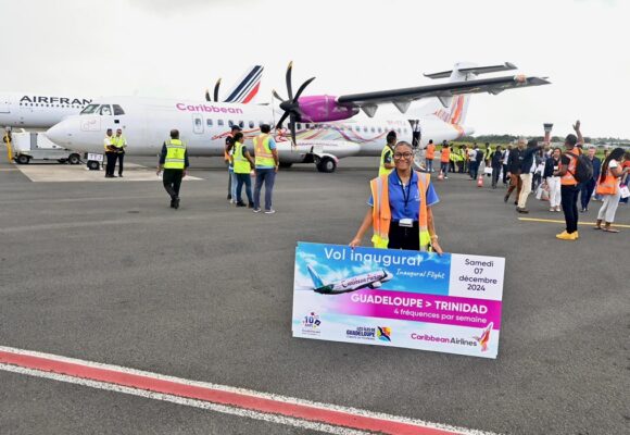 Ce samedi 7 décembre à midi, la Guadeloupe a accueilli le vol inaugural de Caribbean Airlines en provenance de Trinidad-et-Tobago. Photo : Aéroport Guadeloupe Maryse-Condé