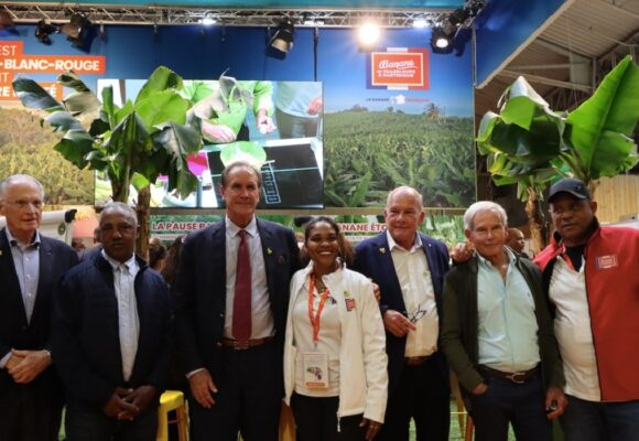 Francis Lignières, président des producteurs de Guadeloupe (LPG) (2e en partant de la droite) au Salon de l'agriculture 2025 à Paris, parle de crise existentielle de la banane antillaise. Photo : DR
