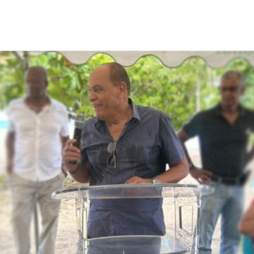 Jean-Marie Hubert, maire de Port-Louis, prononce un discours sur la plage du souffleur le 21 juillet 2024, à l'occasion du 170e anniversaire de l'arrivée des premiers Indiens en Guadeloupe. Photo : FB Commune de Port-Louis Jean-Marie Hubert, maire de Port-Louis, prononce un discours sur la plage du souffleur le 21 juillet 2024, à l'occasion du 170e anniversaire de l'arrivée des premiers Indiens en Guadeloupe. Photo : FB Commune de Port-Louis
