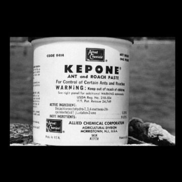 Ce conteneur contient du Képone, le nom de marque du chlordécone, un insecticide synthétique hautement toxique produit de 1966 à 1975. Photo : DR Daily Press Archive Ce conteneur contient du Képone, le nom de marque du chlordécone, un insecticide synthétique hautement toxique produit de 1966 à 1975. Photo : DR Daily Press Archive