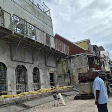 Harry Durimel, maire de Pointe-à-àPitre devant le chantier de reconstruction de la façade du cinéma Renaissance. Pointe-à-Pitre, le 19 février 2025. Photo : FB Communauté d'Agglomération Cap Excellence Harry Durimel, maire de Pointe-à-àPitre devant le chantier de reconstruction de la façade du cinéma Renaissance. Pointe-à-Pitre, le 19 février 2025. Photo : FB Communauté d'Agglomération Cap Excellence