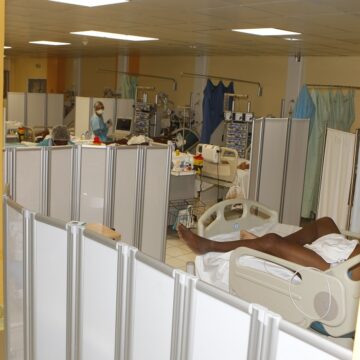 24 septembre 2020. Ancien réfectoire réhabillité en salle de réanimation au CHU de Pointe-à-Pitre pendant le Covid-19. Photo : Gilles Morel / Simax / Sipa 24 septembre 2020. Ancien réfectoire réhabillité en salle de réanimation au CHU de Pointe-à-Pitre pendant le Covid-19. Photo : Gilles Morel / Simax / Sipa