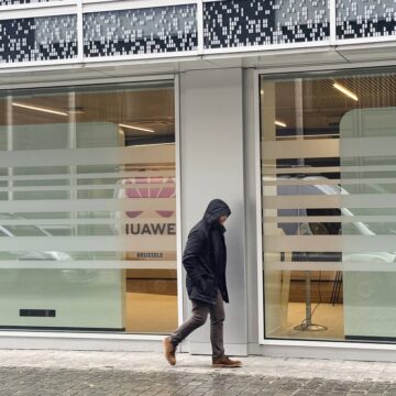 Un homme passe devant le siège de Huawei à Bruxelles, le jeudi 13 mars 2025. Photo : Sylvain Plazy / AP Un homme passe devant le siège de Huawei à Bruxelles, le jeudi 13 mars 2025. Photo : Sylvain Plazy / AP