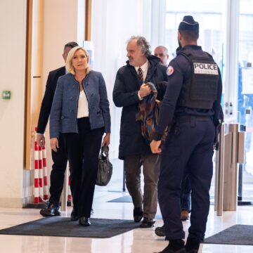 Marine Le Pen, présidente du groupe parlementaire d'extrême droite du Rassemblement national (RN), arrive au palais de justice de Paris lundi 31 mars pour le verdict de son procès pour suspicion de détournement de fonds publics européens. Photo : Thomas Hubert / Sipa Marine Le Pen, présidente du groupe parlementaire d'extrême droite du Rassemblement national (RN), arrive au palais de justice de Paris lundi 31 mars pour le verdict de son procès pour suspicion de détournement de fonds publics européens. Photo : Thomas Hubert / Sipa