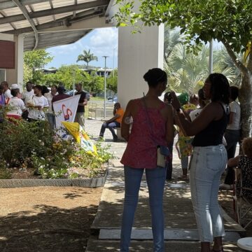 Pour la journée de mobilisation contre les 89 suppressions de poste, le 20 mars, devant le rectorat, très peu d’enseignants ont fait le déplacement. Photo : Stécy Lancastre / LCG Pour la journée de mobilisation contre les 89 suppressions de poste, le 20 mars, devant le rectorat, très peu d’enseignants ont fait le déplacement. Photo : Stécy Lancastre / LCG