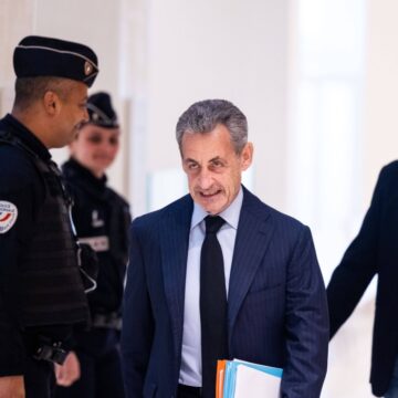 Nicolas Sarkozy arrive au tribunal de Paris, le 10 février 2025, pour le procès de l'ancien président français accusé de financement illégal de campagne depuis la Libye avant son élection de 2007. Douze suspects sont jugés, dont d'anciens proches collaborateurs, accusés d'avoir conclu un pacte avec l'ancien dictateur libyen Mouammar Kadhafi pour financer illégalement la campagne électorale victorieuse de Sarkozy en 2007. Ils nient les accusations. S'il est reconnu coupable, Sarkozy risque jusqu'à 10 ans de prison pour recel de détournement de fonds publics et financement illégal de campagne. Photo : Thomas Hubert / Sipa Nicolas Sarkozy arrive au tribunal de Paris, le 10 février 2025, pour le procès de l'ancien président français accusé de financement illégal de campagne depuis la Libye avant son élection de 2007. Douze suspects sont jugés, dont d'anciens proches collaborateurs, accusés d'avoir conclu un pacte avec l'ancien dictateur libyen Mouammar Kadhafi pour financer illégalement la campagne électorale victorieuse de Sarkozy en 2007. Ils nient les accusations. S'il est reconnu coupable, Sarkozy risque jusqu'à 10 ans de prison pour recel de détournement de fonds publics et financement illégal de campagne. Photo : Thomas Hubert / Sipa