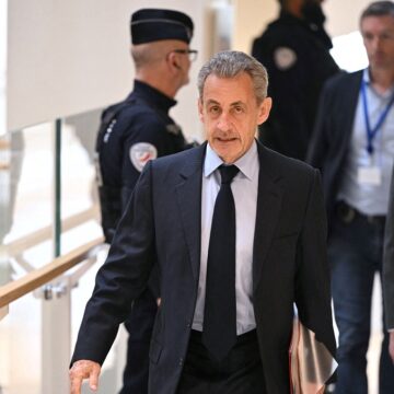 L'ancien président français Nicolas Sarkozy arrive à une audience dans son procès pour financement illégal de campagne depuis la Libye pour sa candidature présidentielle victorieuse de 2007, au tribunal de Paris, le 25 mars 2025. Le parquet financier rend le 25 mars son acte d'accusation dans le procès de Nicolas Sarkozy et de 11 autres accusés, dont d'anciens proches collaborateurs, accusés d'avoir conçu un pacte avec l'ancien dictateur libyen Mouammar Kadhafi pour financer illégalement la candidature victorieuse de Sarkozy à l'élection présidentielle de 2007. Photo : Hugo Mathy / AFP L'ancien président français Nicolas Sarkozy arrive à une audience dans son procès pour financement illégal de campagne depuis la Libye pour sa candidature présidentielle victorieuse de 2007, au tribunal de Paris, le 25 mars 2025. Le parquet financier rend le 25 mars son acte d'accusation dans le procès de Nicolas Sarkozy et de 11 autres accusés, dont d'anciens proches collaborateurs, accusés d'avoir conçu un pacte avec l'ancien dictateur libyen Mouammar Kadhafi pour financer illégalement la candidature victorieuse de Sarkozy à l'élection présidentielle de 2007. Photo : Hugo Mathy / AFP