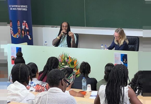 Université des Antilles campus de Fouillole, 9 avril. Caroline Calbo procureure de la République de Pointe-à-Pitre et Keros-N chanteur de dancehall, débattent de la citoyenneté en Guadeloupe devant un parterre d’étudiants et quelques personnalités. Photo : Le Courrier de Guadeloupe