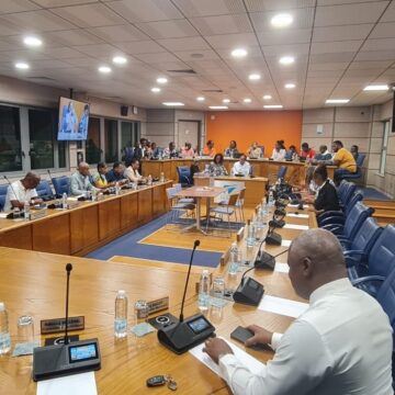 Séance du conseil municipal du Gosier le 7 novembre 2024. Guy Baclet en premier plan. Liliane Montout en présidente de séance. Photo : Le Gosier Séance du conseil municipal du Gosier le 7 novembre 2024. Guy Baclet en premier plan. Liliane Montout en présidente de séance. Photo : Le Gosier