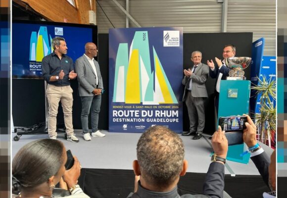 Camille Pélage, vice-président du conseil régional (2e à gauche), assiste au dévoilement de l’affiche de la Route du rhum – destination Guadeloupe 2026 à Saint-Malo le 25 avril. Photo : Région Guadeloupe