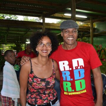 Ferdy Louisy, maire de Goyave, prend la pose en 2014 au Jardin d’eau à Goyave avec Sophie Berthelot la gérante du parc d’agrément. Photo : Jardin d’eau