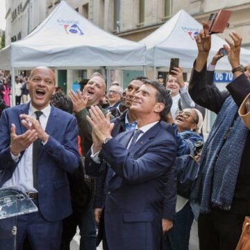Le ministre des Outre-Mer Manuels Valls (au centre) dévoile la plaque posée le 27 avril à Paris en hommage au Chevalier de Saint-George. Photo : Ministère des Outre-mer. Le ministre des Outre-Mer Manuels Valls (au centre) dévoile la plaque posée le 27 avril à Paris en hommage au Chevalier de Saint-George. Photo : Ministère des Outre-mer.