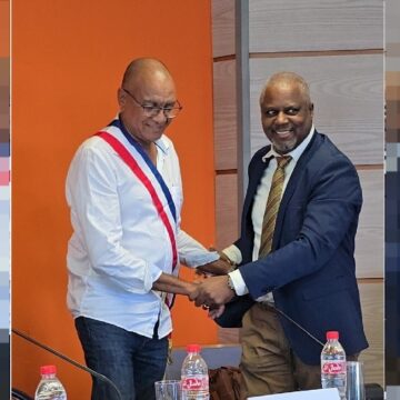 Le Gosier, 15 avril 2025. Michel Hotin reçoit l’écharpe de maire des mains de son 1er adjoint Guy Baclet à l’issue du scrutin remporté par 18 voix contre 17 à sa concurrente Liliane Montout. Photo : FB Ici Le Gosier Le Gosier, 15 avril 2025. Michel Hotin reçoit l’écharpe de maire des mains de son 1er adjoint Guy Baclet à l’issue du scrutin remporté par 18 voix contre 17 à sa concurrente Liliane Montout. Photo : FB Ici Le Gosier