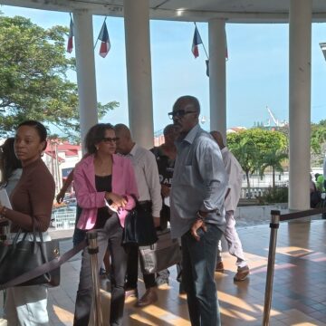 Ary Chalus (de profil) président de Région, et Marie-Luce Penchard (veste rose) première vice-présidente de Région, à l’entrée de la cour d’Appel de Basse-Terre, 20 mai 2025. Photo : Thierry Gadault / LCG Ary Chalus (de profil) président de Région, et Marie-Luce Penchard (veste rose) première vice-présidente de Région, à l’entrée de la cour d’Appel de Basse-Terre, 20 mai 2025. Photo : Thierry Gadault / LCG
