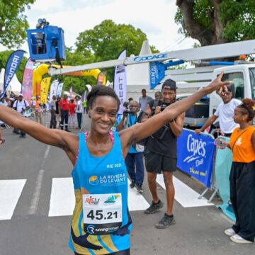 A Vieux-Habitants, c’est Christina Laurent de Team Riviera du levant qui franchit la première la ligne d’arrivée du Relais inter-entreprises du 27 mai. Photo : Riviera du levant officiel A Vieux-Habitants, c’est Christina Laurent de Team Riviera du levant qui franchit la première la ligne d’arrivée du Relais inter-entreprises du 27 mai. Photo : Riviera du levant officiel