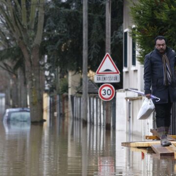 Un habitant marche sur une passerelle dans une rue inondée de Villeneuve-Saint-Georges, près de Paris, où l'Yerres est entrée en crue jeudi 25 janvier 2018. Photo AP/Thibault Camus Un habitant marche sur une passerelle dans une rue inondée de Villeneuve-Saint-Georges, près de Paris, où l'Yerres est entrée en crue jeudi 25 janvier 2018. Photo AP/Thibault Camus