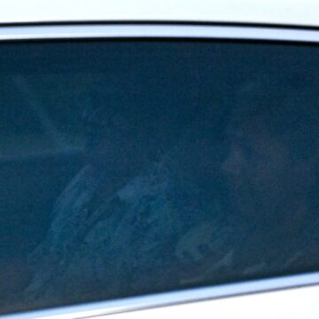 Le militant kanak Christian Tein (à gauche) quitte la prison de Mulhouse-Lutterbach où il était détenu depuis près d'un an, à Lutterbach, dans l'est de la France, le 12 juin 2025. Le dirigeant indépendantiste kanak Christian Tein, placé en détention provisoire depuis un an dans le cadre de l'enquête sur les révoltes émeutières en Nouvelle-Calédonie au printemps 2024, a été libéré le 12 juin 2025 par la Cour d'appel de Paris. Photo par Sébastien Bozon / AFP Le militant kanak Christian Tein (à gauche) quitte la prison de Mulhouse-Lutterbach où il était détenu depuis près d'un an, à Lutterbach, dans l'est de la France, le 12 juin 2025. Le dirigeant indépendantiste kanak Christian Tein, placé en détention provisoire depuis un an dans le cadre de l'enquête sur les révoltes émeutières en Nouvelle-Calédonie au printemps 2024, a été libéré le 12 juin 2025 par la Cour d'appel de Paris. Photo par Sébastien Bozon / AFP