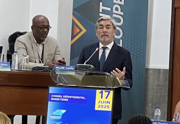 Me Michel Collat, avocat fiscaliste, présente son étude « Analyse des modalités de mise en œuvre d'une politique fiscale adaptée à la Guadeloupe » dans l’hémicycle du Département à Basse-Terre le 17 juin lors du 19e congrès des élus territoriaux. Photo : LCG