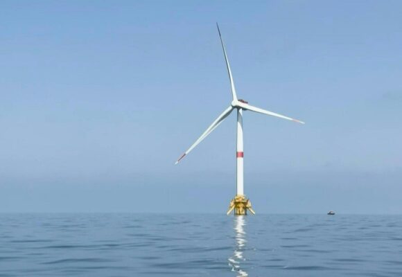 La France lance son premier parc éolien flottant, à Port-de-Bouc (Bouches-du-Rhône). Photo : Fabien Novial / AFP