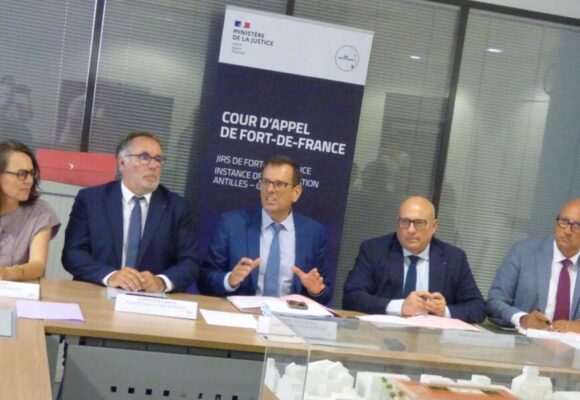 Les procureurs généraux de Fort-de-France, Basse-Terre et Cayenne ont signé « un document de coordination de la juridiction interrégionale spécialisée », à l’issue d’une réunion à la cour d’appel de Fort-de-France le 26 juin 2025. Photo : DR