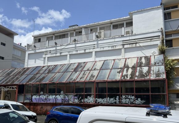 Devanture de l'ex cinéma Rex à Pointe-à-Pitre. Juillet 2025. Photo : Le Courrier de Guadeloupe