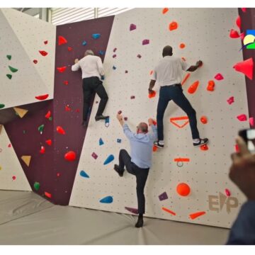 Ce mercredi 9 juillet 2025, de gauche à droite, le recteur Gabriele Fioni, le préfet Xavier Lefort, le président de Région Ary Chalus, se prêtent à tester le mur d’escalade d’un des gymnases inaugurés au sein du lycée Baimbridge. Photo : capture écran vidéo Région Guadeloupe. Ce mercredi 9 juillet 2025, de gauche à droite, le recteur Gabriele Fioni, le préfet Xavier Lefort, le président de Région Ary Chalus, se prêtent à tester le mur d’escalade d’un des gymnases inaugurés au sein du lycée Baimbridge. Photo : capture écran vidéo Région Guadeloupe.