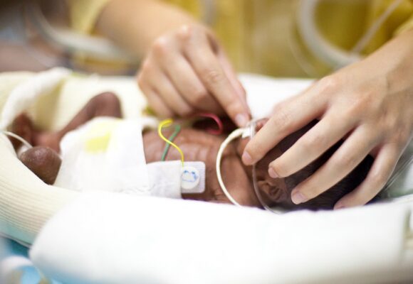 Photo d’illustration nouveau-née prématurée sous assistance respiratoire dans un service de néonatologie. Photo : Phanie Voisin via AFP