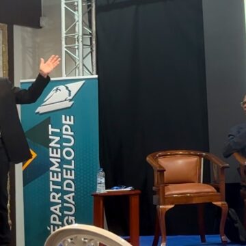 José Manuel Noceda Fernández, éminent historien de l’art et conservateur cubain (à gauche) rend hommage au plasticien guadeloupéen Richard-Viktor Sainsily Cayol (à droite) le 20 juin à la résidence départemental au Gosier. José Manuel Noceda Fernández, éminent historien de l’art et conservateur cubain (à gauche) rend hommage au plasticien guadeloupéen Richard-Viktor Sainsily Cayol (à droite) le 20 juin à la résidence départemental au Gosier.