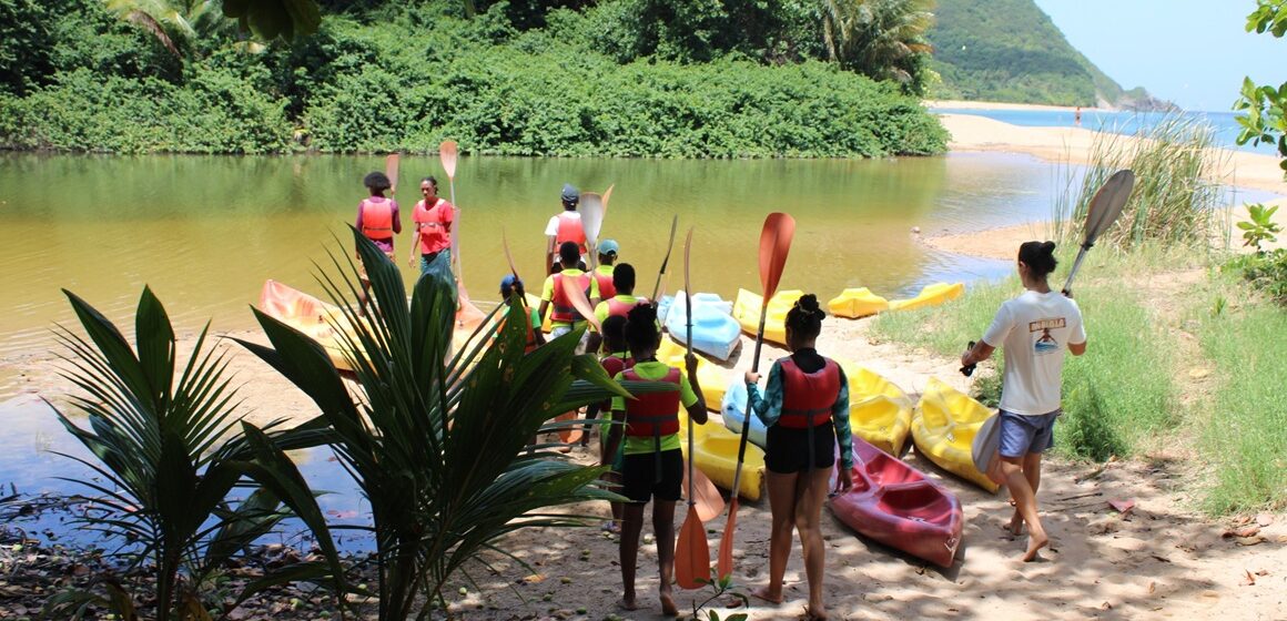 Une excursion en kayak le 30 juillet lors de l'opération « An dlo la » de l’Office de l’eau, pour découvrir la fragile beauté des mangroves et sensibiliser à l'urgence de préserver ces écosystèmes menacés par la pollution. Photo : Office de l'Eau Guadeloupe Une excursion en kayak le 30 juillet lors de l'opération « An dlo la » de l’Office de l’eau, pour découvrir la fragile beauté des mangroves et sensibiliser à l'urgence de préserver ces écosystèmes menacés par la pollution. Photo : Office de l'Eau Guadeloupe