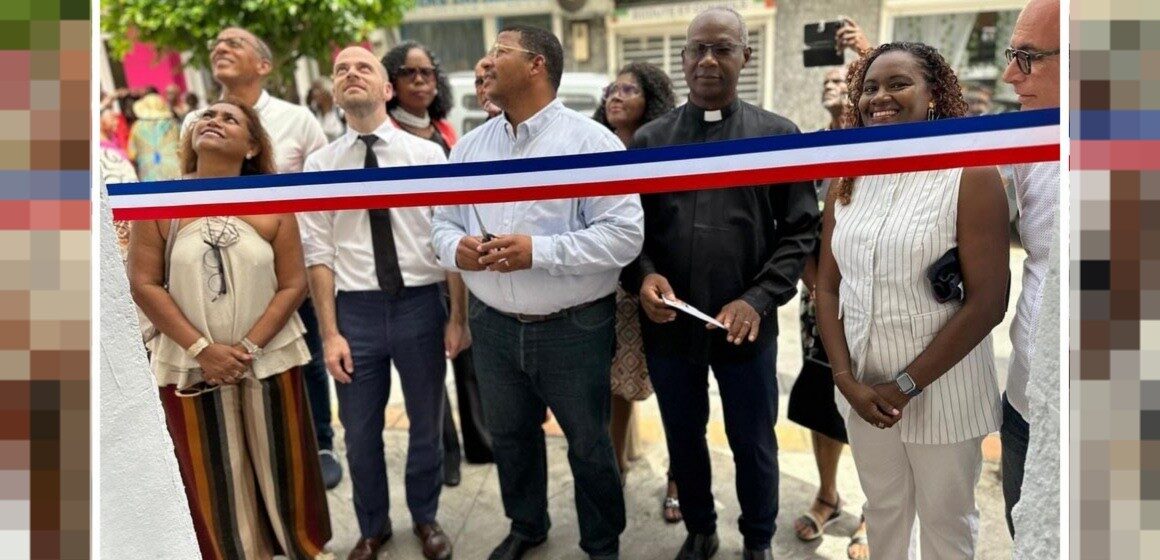 Coupé de ruban inaugural de l'épicerie solidaire de Capesterre-Belle-Eau, en présence du maire Jean-Philippe Courtois (au centre), du sous-préfet Arnaud Duranthon (à sa gauche) et du curé Eugène Kaze à sa droite). Photo : Ville de Capesterre Belle-Eau Coupé de ruban inaugural de l'épicerie solidaire de Capesterre-Belle-Eau le 12 août, en présence du maire Jean-Philippe Courtois (au centre), du sous-préfet Arnaud Duranthon (à sa gauche) et du curé Eugène Kaze à sa droite). Photo : Ville de Capesterre Belle-Eau