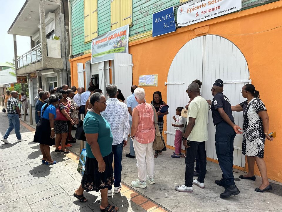 Le public découvre l'épicerie solidaire inaugurée à Capesterre-Belle-Eau le 12 août. Photo : Ville de Capesterre Belle-Eau