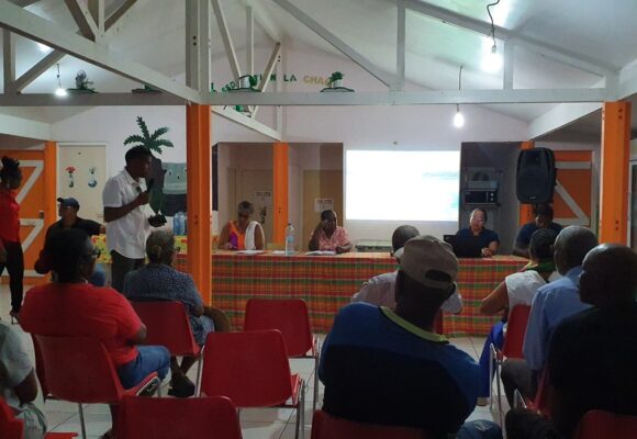 Des élus dont le maire Claude Edond au micro, et résidents échangent sur la réduction des déchets dans le quartier de Dolé, lors de l’atelier « zéro déchet » à Gourbeyre mercredi 20 août. Photo : Ville de Gourbeyre