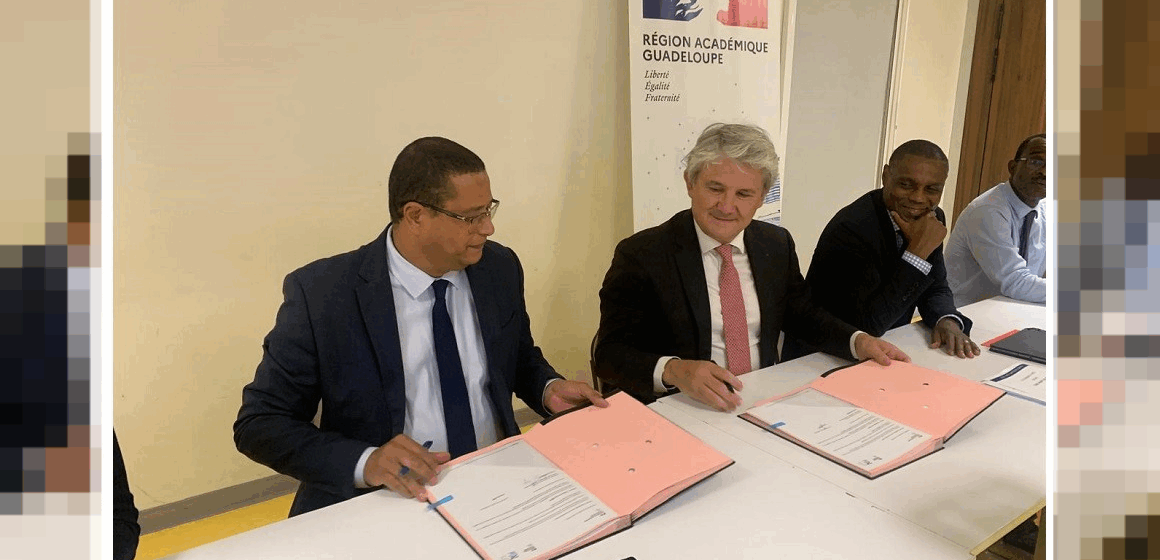 Laurent Legendart, directeur ARS Guadeloupe (à g.) et Gabriele Fioni, recteur d’académie (au centre) signent la convention 2025-2030 pour l’école inclusive le 29 juillet à Dothémare aux Abymes. Photo : Région académique Guadeloupe Laurent Legendart, directeur ARS Guadeloupe (à g.) et Gabriele Fioni, recteur d’académie (au centre) signent la convention 2025-2030 pour l’école inclusive le 29 juillet à Dothémare aux Abymes. Photo : Région académique Guadeloupe