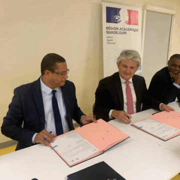 Laurent Legendart, directeur ARS Guadeloupe (à g.) et Gabriele Fioni, recteur d’académie (au centre) signent la convention 2025-2030 pour l’école inclusive le 29 juillet à Dothémare aux Abymes. Photo : Région académique Guadeloupe Laurent Legendart, directeur ARS Guadeloupe (à g.) et Gabriele Fioni, recteur d’académie (au centre) signent la convention 2025-2030 pour l’école inclusive le 29 juillet à Dothémare aux Abymes. Photo : Région académique Guadeloupe