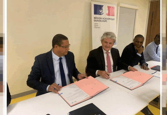 Laurent Legendart, directeur ARS Guadeloupe (à g.) et Gabriele Fioni, recteur d’académie (au centre) signent la convention 2025-2030 pour l’école inclusive le 29 juillet à Dothémare aux Abymes. Photo : Région académique Guadeloupe