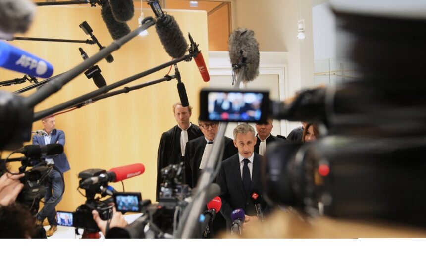 L'ancien président Nicolas Sarkozy s'exprime jeudi 25 septembre 2025 devant les médias après que le tribunal correctionnel de Paris l'a condamné à 5 ans de prison pour avoir été reconnu coupable d'association de malfaiteurs dans l’affaire de financement présumé de sa campagne de 2007 par des fonds libyens. Photo : Christophe Ena / AP / Sipa